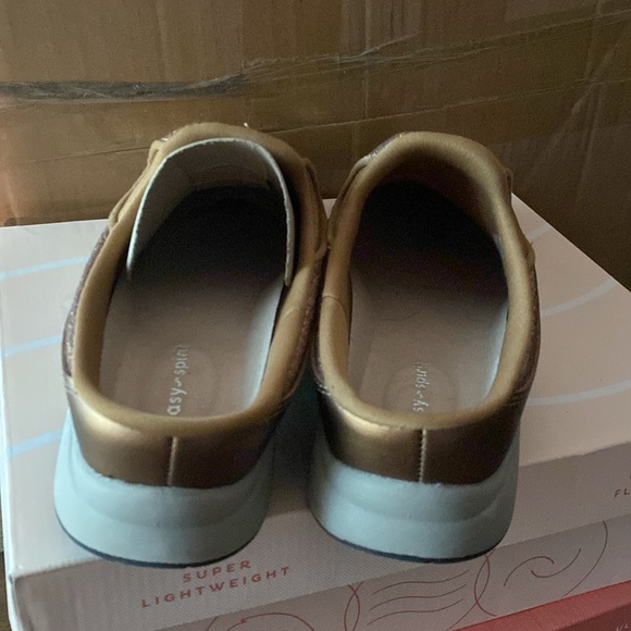 NEW in box Easy Spirit comfort shoe good for walking. Size 9.5 slides Bronze - Picture 3 of 3